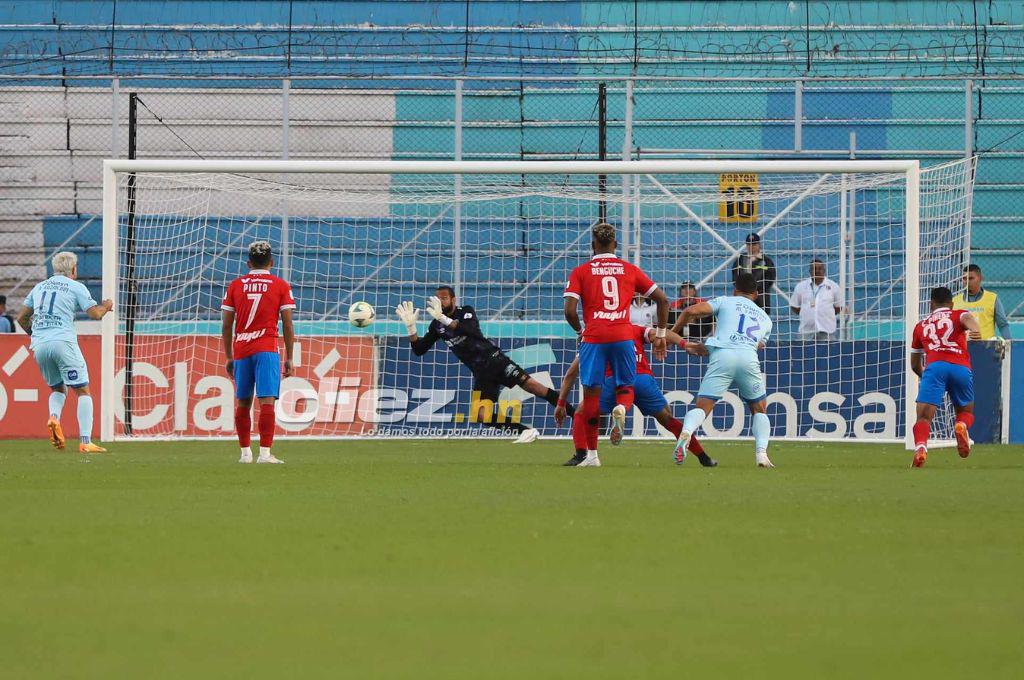 Los feos gestos de Menjívar y Beckeles a la afición de Motagua, el lamento de Auzmendi y el enojo de Troglio con el árbitro