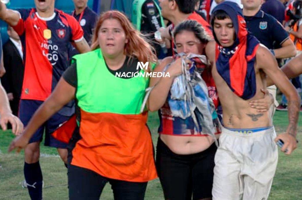 Le dispararon en toda la espalda: así fue el terrible incidente entre la barra y policías en el clásico Olimpia vs Cerro Porteño