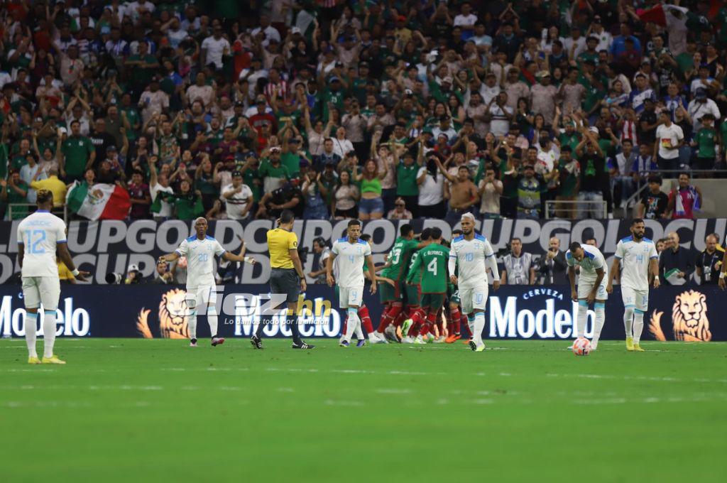 No se vio en TV: El jugador hondureño que no soportó la humillación ante México y así lo vivió Diego Vázquez