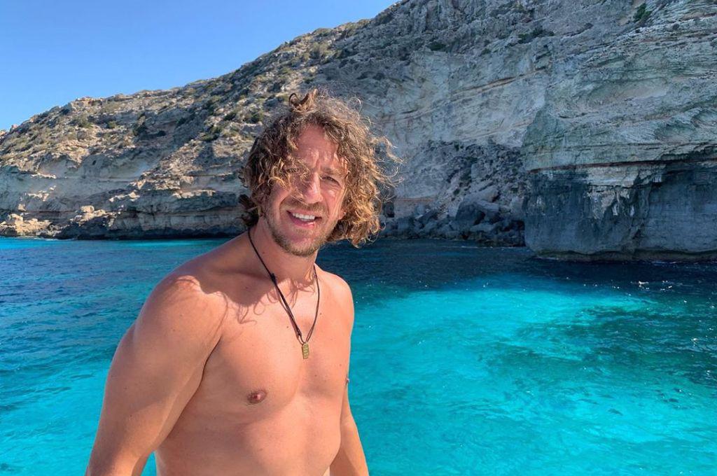 ¡Intacto y como una roca! El impresionante físico de Carles Puyol a sus 45 años: su hermosa esposa y ¿Qué deporte práctica?