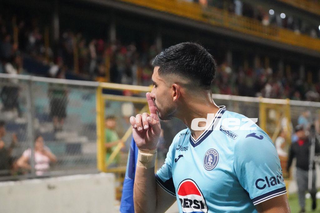 El provocador gesto de jugador de Motagua, niño sorprende a Anangonó y el abrazo de Diego Vázquez con su hijo tras el gol