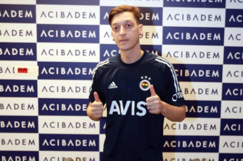 Cristiano Ronaldo quedó impactado y envió un mensaje: el increíble cambio físico de Mesut Özil tras retirarse del fútbol