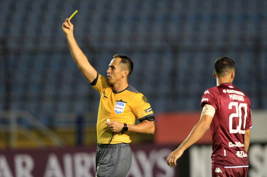 La tarjeta azul llega al fútbol profesional: ¿para qué sirve y cuándo se usará la nueva regla de la FIFA?