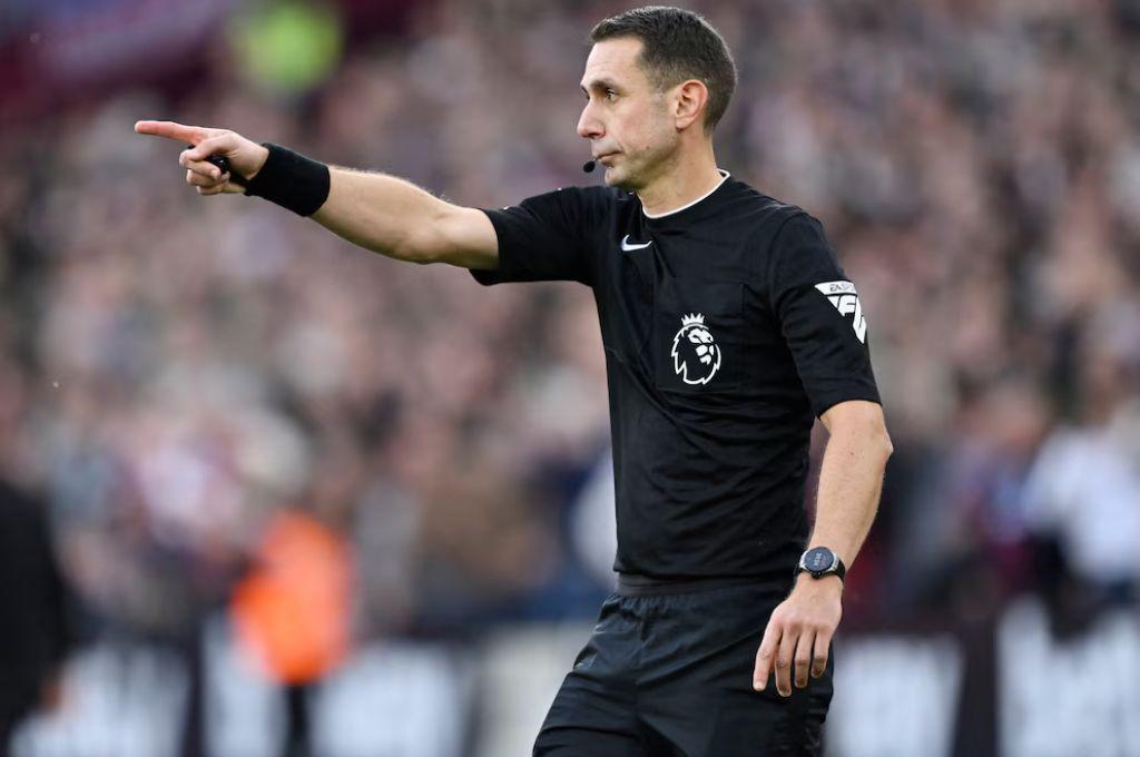 Fue despedido de la Premier por insultar a DT y revela lo inesperado: “Recibí mensajes que decían que ojalá mi madre muriera de SIDA”