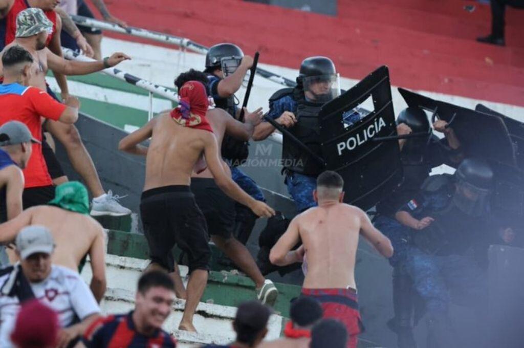 Le dispararon en toda la espalda: así fue el terrible incidente entre la barra y policías en el clásico Olimpia vs Cerro Porteño