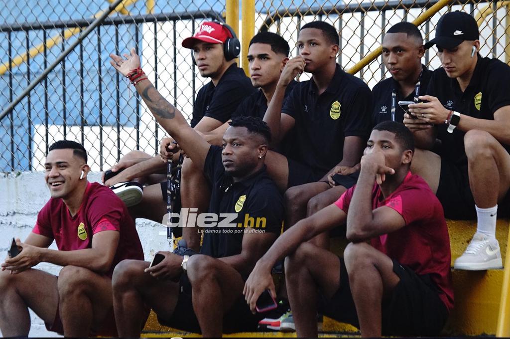 No se vio por TV: La llegada al estadio y el detalle de Fabián Coito con jugadores del Real España, ¿se saludó con Vargas?