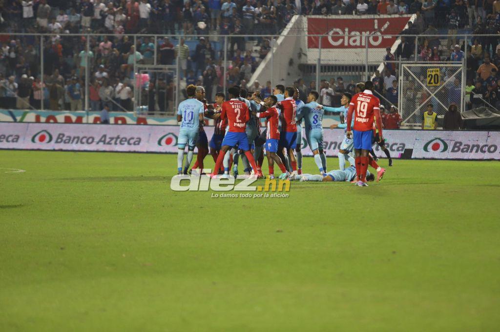 Los feos gestos de Menjívar y Beckeles a la afición de Motagua, el lamento de Auzmendi y el enojo de Troglio con el árbitro