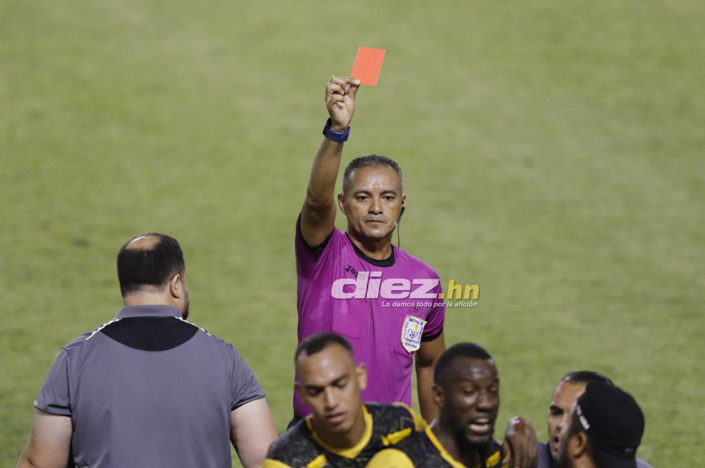 Jhow Benavídez de portero, la roja a “Buba” López y bronca entre jugadores de Real España y Génesis