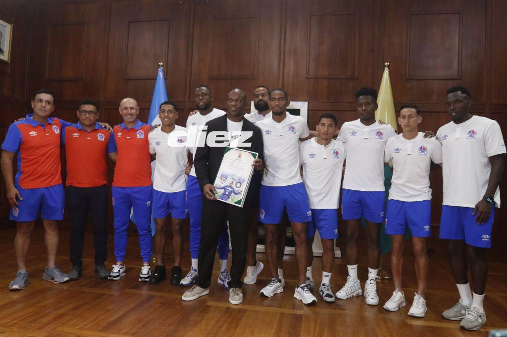 Así fue el homenaje a David Suazo en San Pedro Sula: firma de un libro histórico y llegaron los jugadores del Olimpia