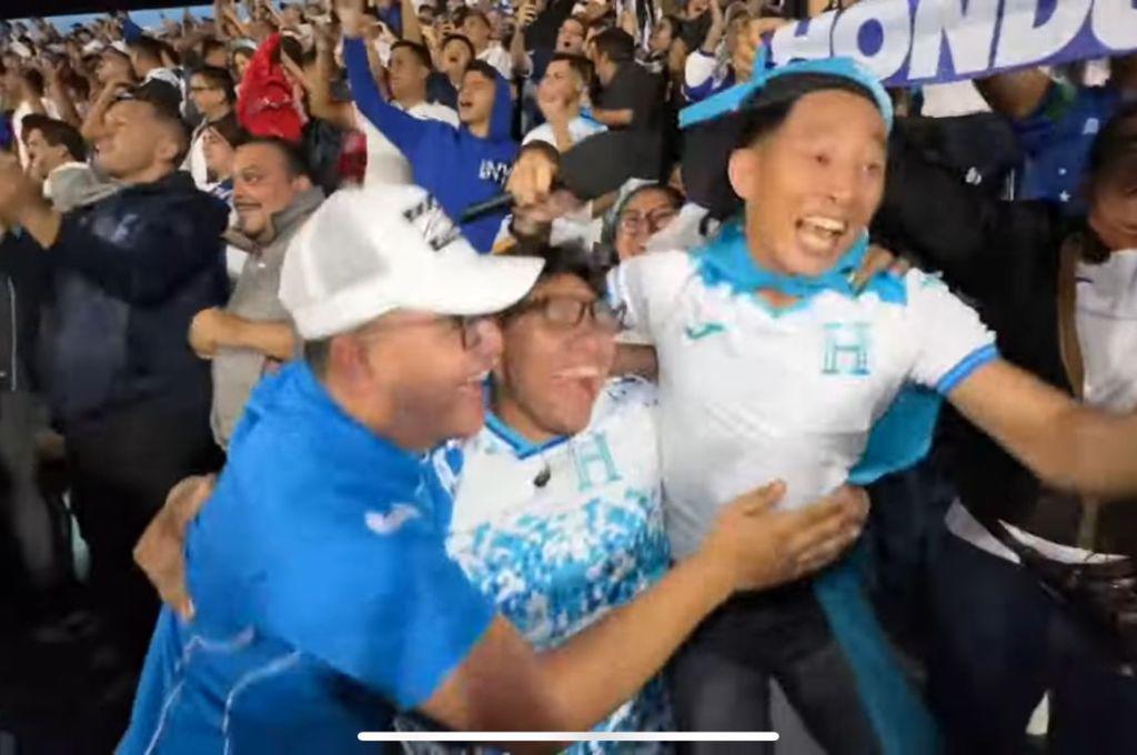 ¡Besó el escudo! Shin Fujiyama estalló de la locura en el triunfo de Honduras vs México: el mensaje a Choco y ¿le gustó la cerveza?