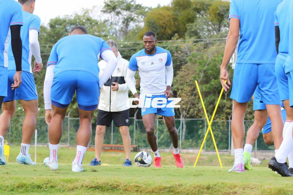 Olimpia no pierde tiempo y afina cada detalle: cómo está Arboleda y qué pasó con Chirinos, nominado al Puskas