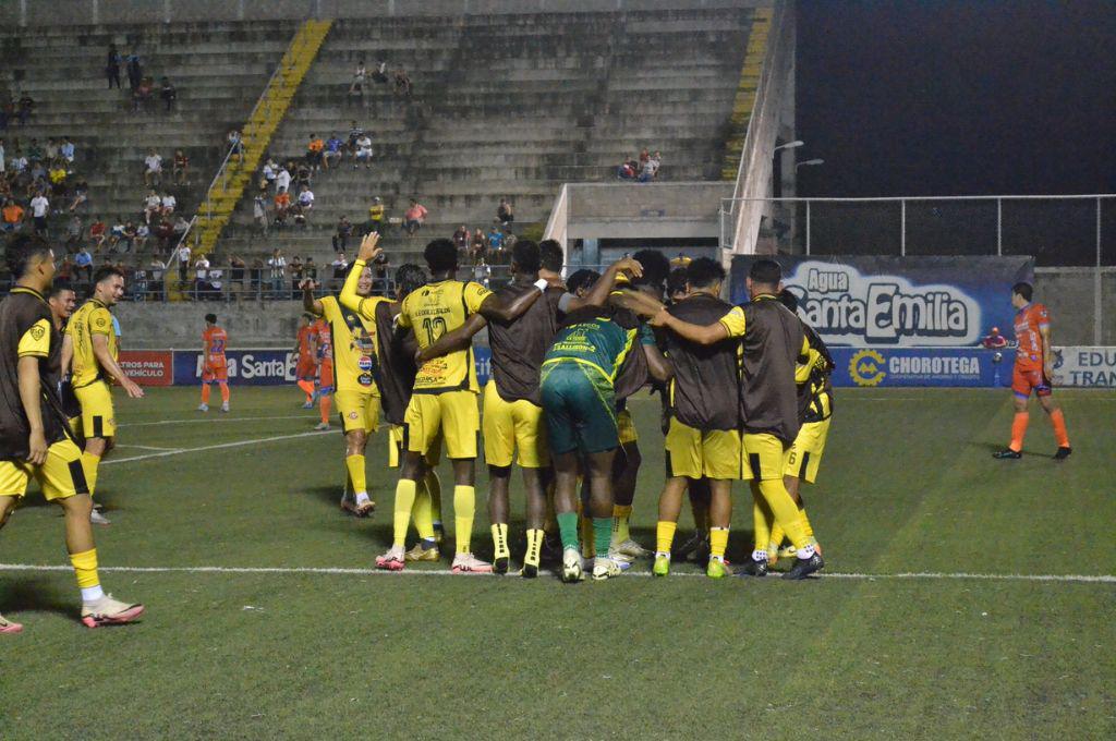 Génesis, que estuvo con 10 jugadores desde el minuto 14, goleó y humilló a Lobos en Choluteca por la fecha 12 del Apertura