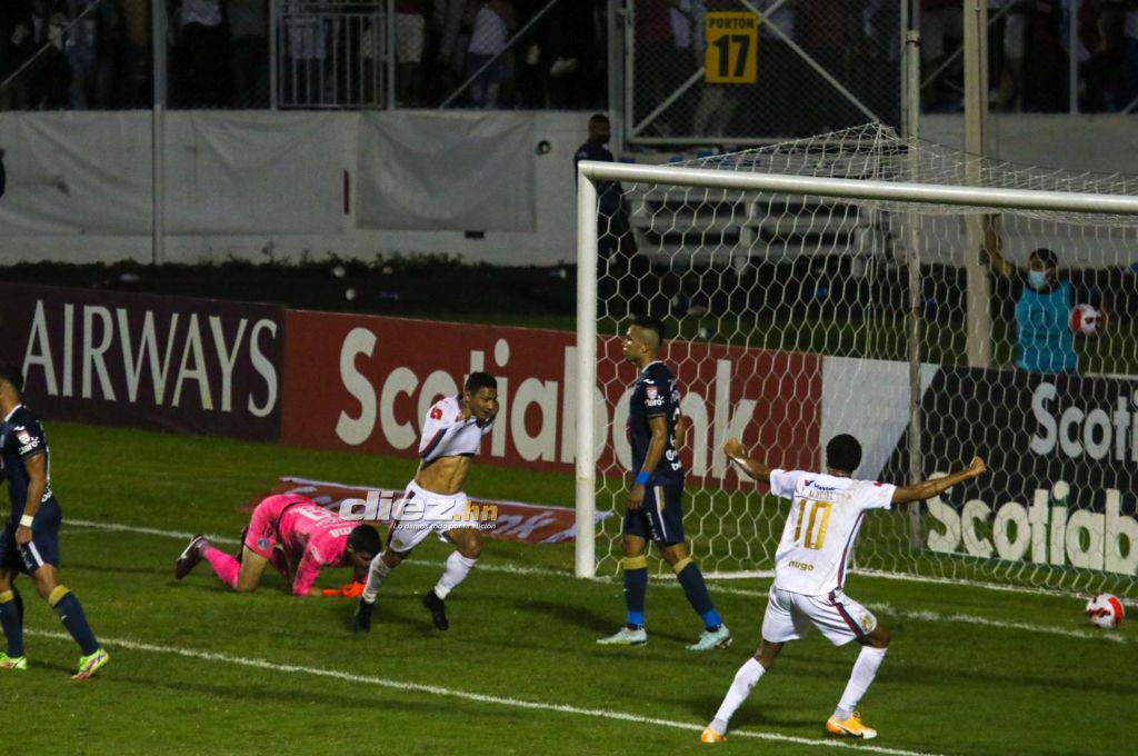 La incredulidad del “Mango”, inexorable ley del ex y el éxtasis de Troglio tras clasificar a su primera final de Concacaf con Olimpia (FOTOS)