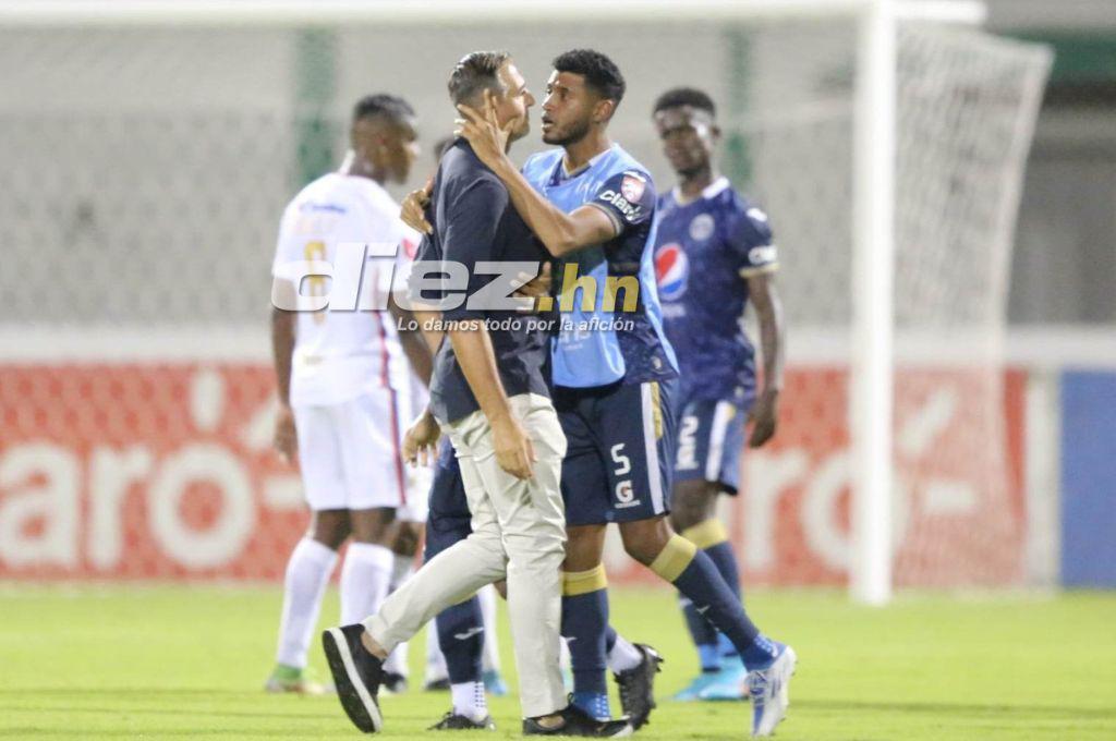 Fotos: La “Tota” Medina fue a encarar al árbitro, aficionados lanzan de todo y ¿dónde terminó viendo el juego el DT de Motagua?