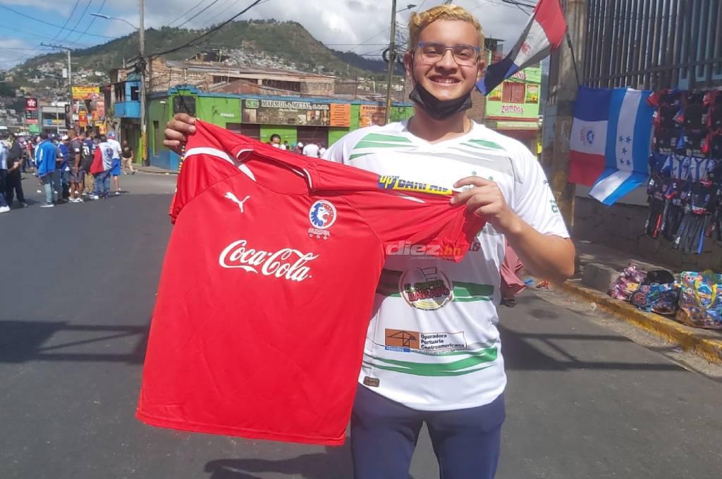 Tío le paga 100 dólares a aficionado del Olimpia por vestir la camisa de Platense en la final ante Real España