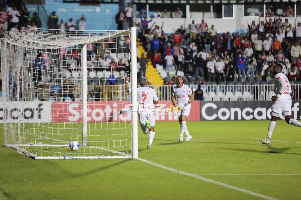 No se vio en TV: El hincha de Olimpia que arriesgó su vida en el Nacional y el curioso cambio con el banquillo de suplentes