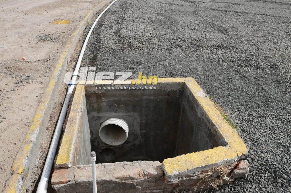 Así luce el estadio Nacional Chelato Uclés en sus fases finales del proceso de cambio de césped ¿Cuándo estará listo?