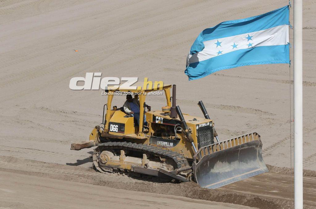 Así luce el estadio Nacional Chelato Uclés en sus fases finales del proceso de cambio de césped ¿Cuándo estará listo?
