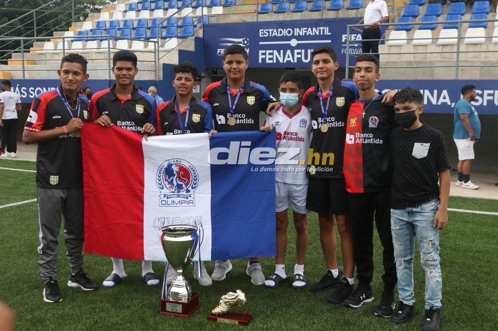 Presumieron la copa y la pancarta especial: Así fue el espectacular recibimiento que tuvo el Olimpia Sub-15 tras ganar la Donosti Cup