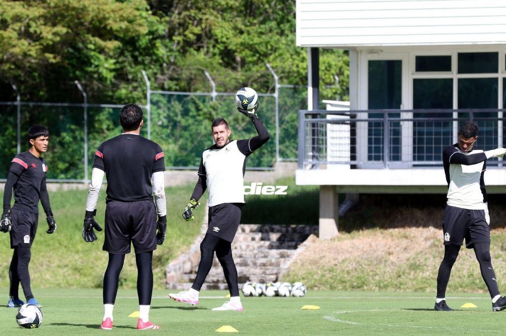 Olimpia sufrirá una baja, busca nuevo fichaje y Espinel le da la bienvenida; así fue el entreno del león previo al clásico con Motagua