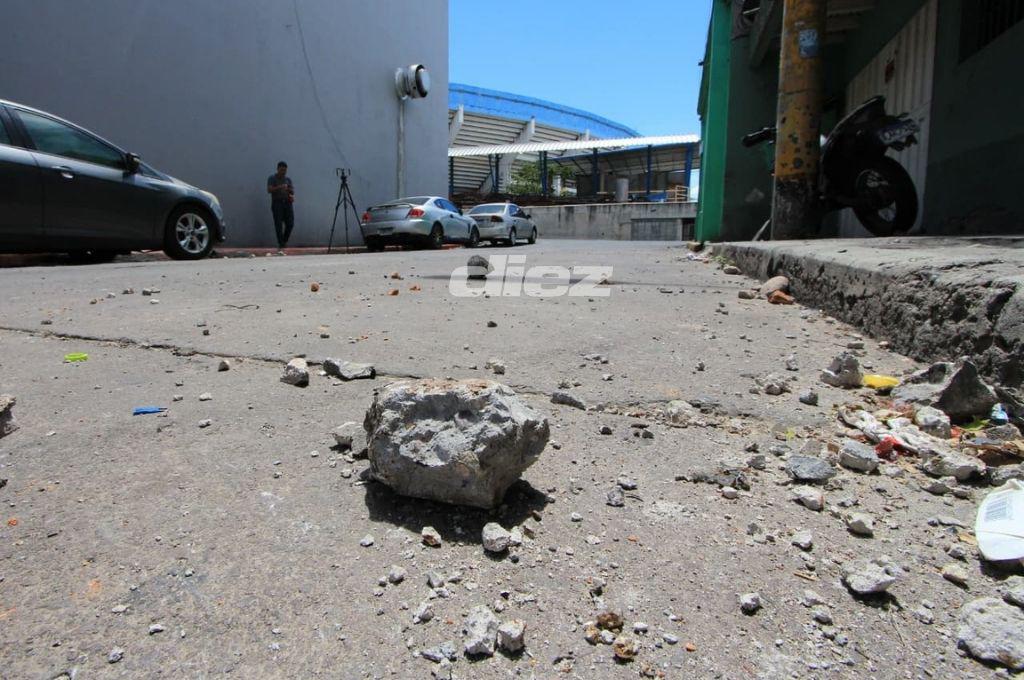 Carros destruidos, piedras y testimonios; así lucen las calles tras batalla entre aficionados de Motagua y Olimpia