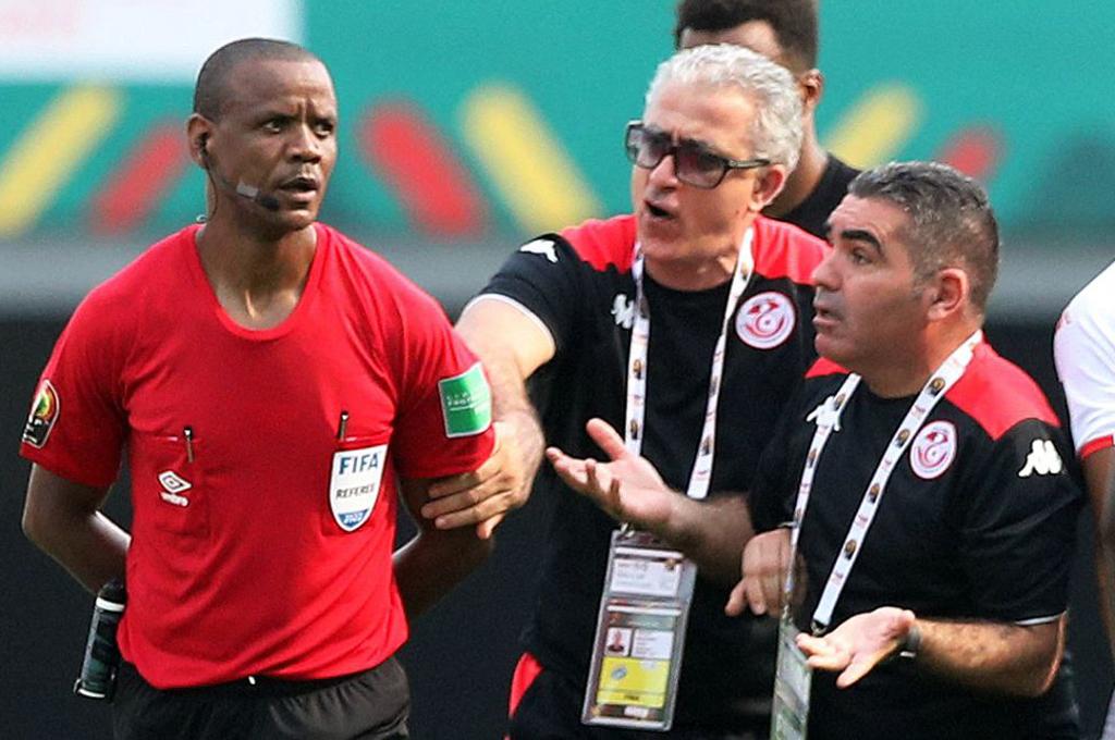 Revelaron por qué el ábitro del Túnez-Mali terminó el partido antes del 90 y provocó el escándalo: ‘‘Fue llevado al hospital’’