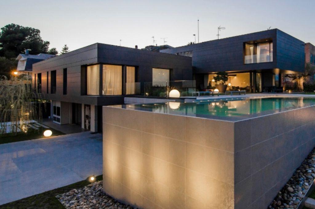 Ex figura del Barcelona es demandado por vandalizar una lujosa mansión: “Utilizaban las cortinas como columpio sexual”