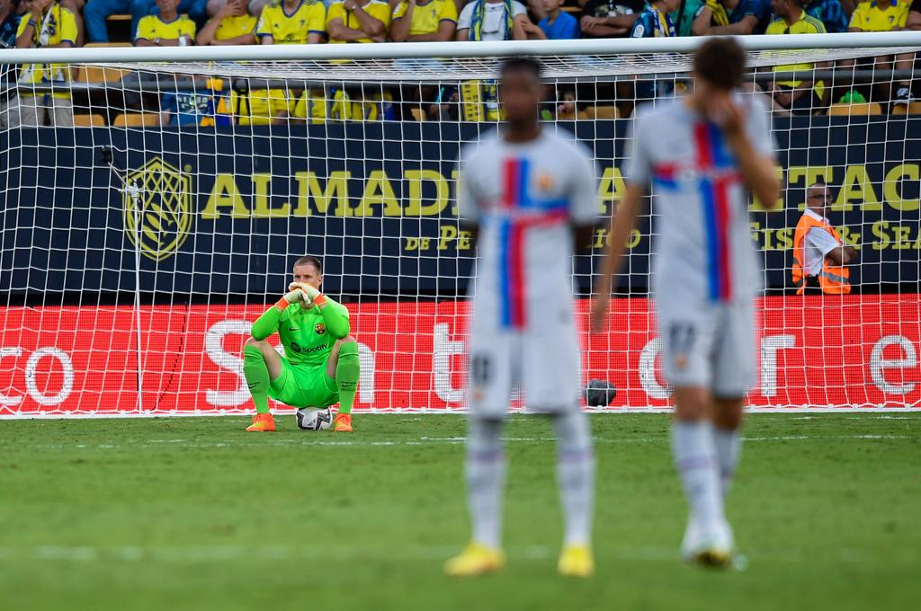 Ledesma corriendo con un desfibrilador para salvar al aficionado descompuesto y Araujo rezando: la pesadilla que se vivió en el Cádiz-Barcelona
