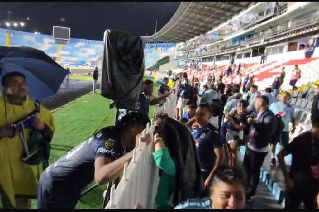 Polémico festejo de Yeison y su beso con una periodista; la fila de novias de los jugadores del Motagua y ¿hay nuevo pistolero?