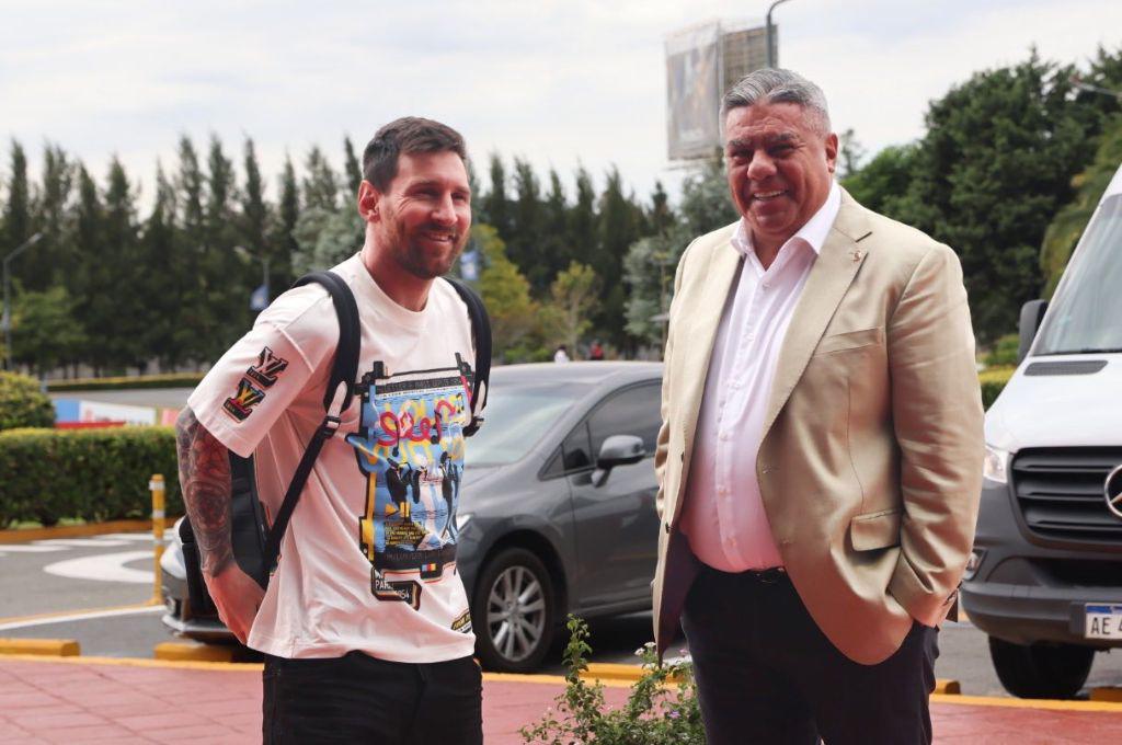 Leo Messi y sus ‘muchachos’ ya están en Argentina: El increíble mural y trapo para la ‘Pulga’ y la nueva camisa de la Albiceleste