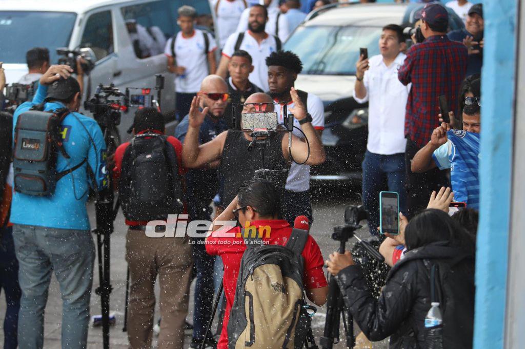 Los feos gestos de Menjívar y Beckeles a la afición de Motagua, el lamento de Auzmendi y el enojo de Troglio con el árbitro