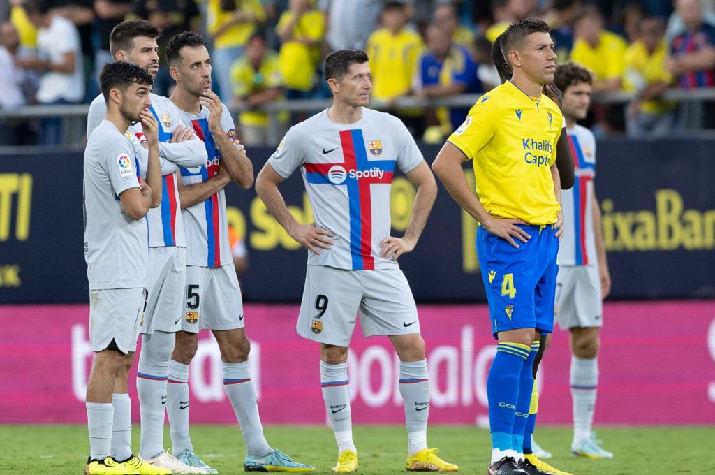 Ledesma corriendo con un desfibrilador para salvar al aficionado descompuesto y Araujo rezando: la pesadilla que se vivió en el Cádiz-Barcelona