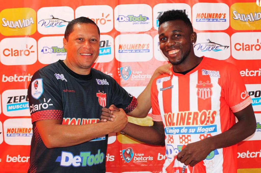 Carlos “Muma” Fernández no podrá jugar con el Vida este torneo, FIFA negó su inscripción