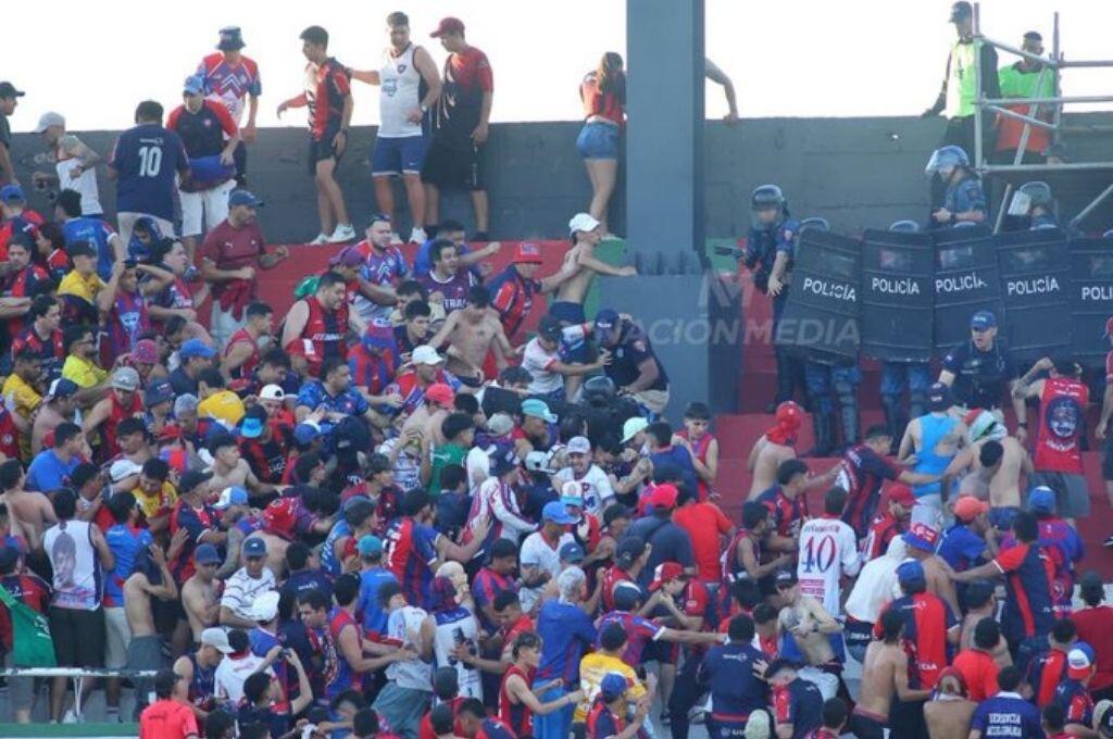 Le dispararon en toda la espalda: así fue el terrible incidente entre la barra y policías en el clásico Olimpia vs Cerro Porteño