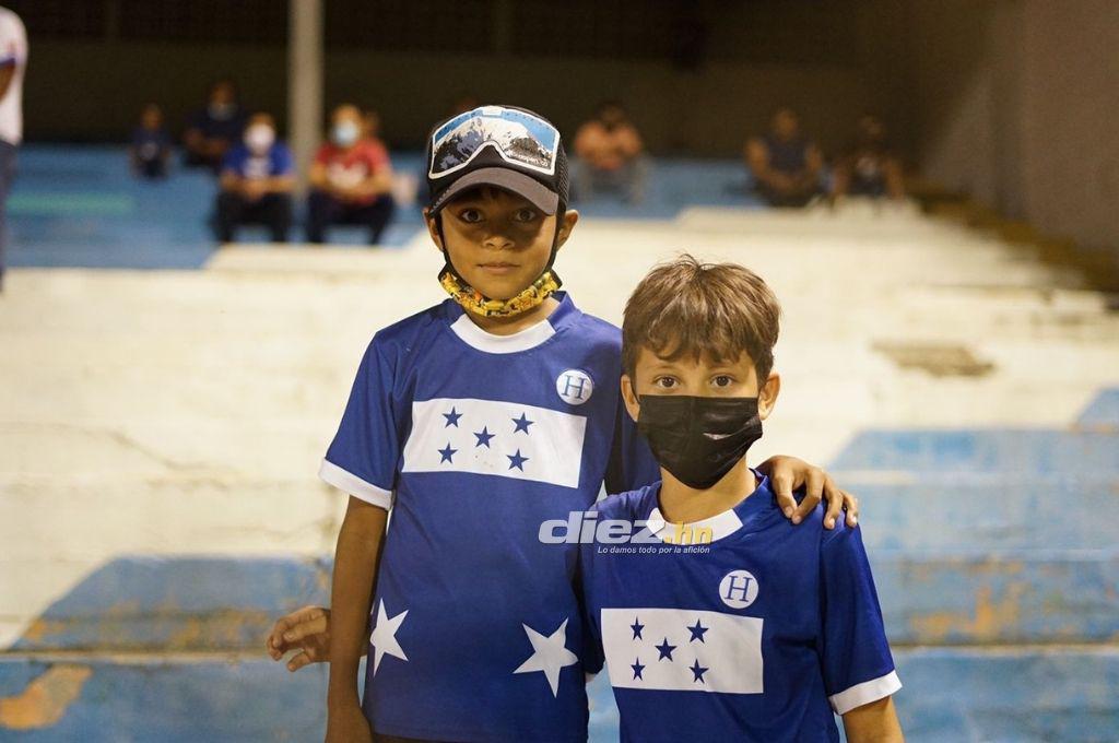 FOTOS: La petición de la novia de Marco Aceituno, la llegada de Roberto Contreras al Morazán y la algarabía de los hondureños