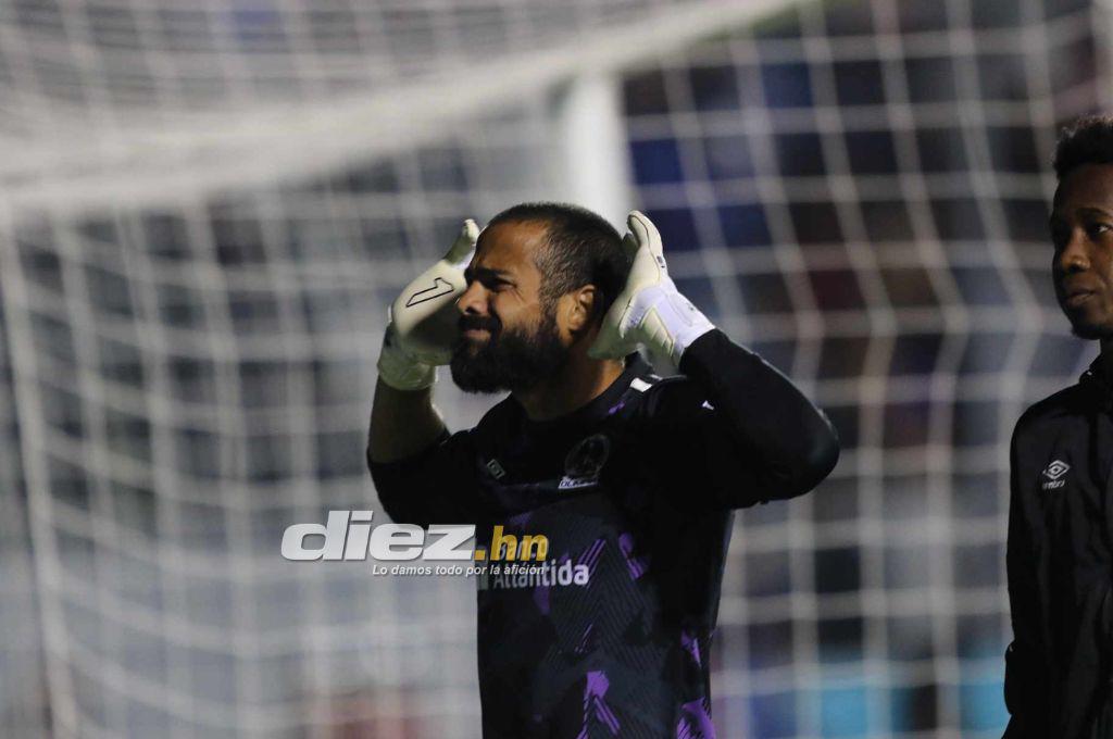 Los feos gestos de Menjívar y Beckeles a la afición de Motagua, el lamento de Auzmendi y el enojo de Troglio con el árbitro