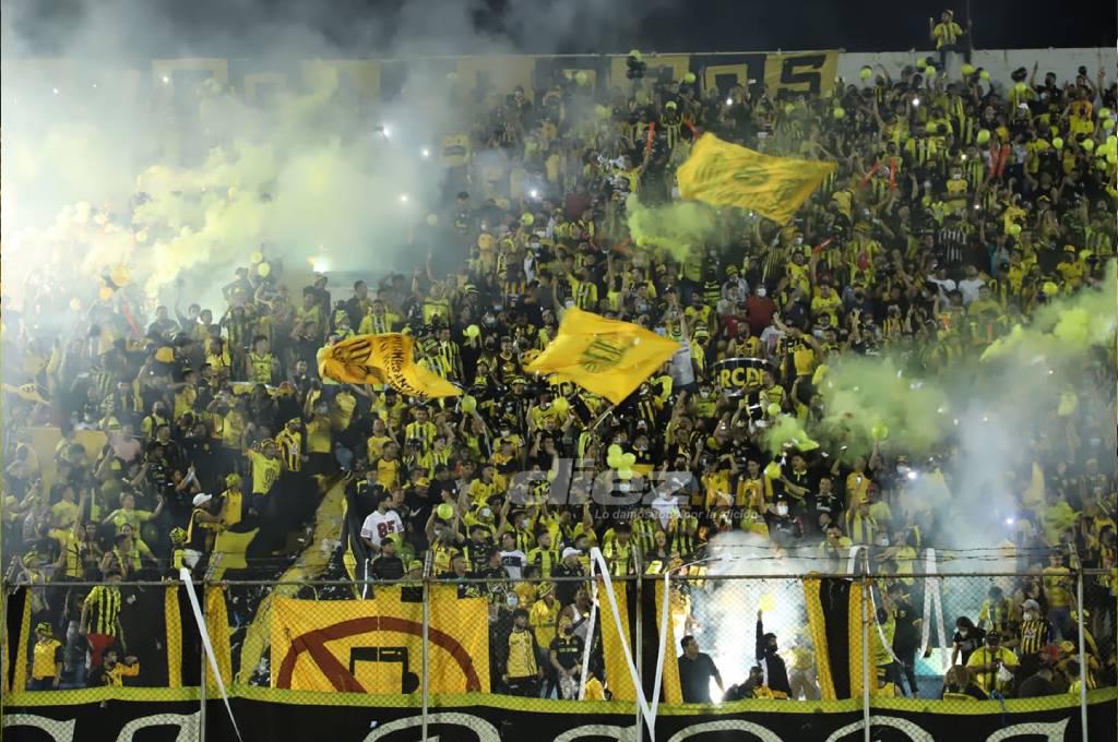 El vibrante festejo del Real España y su afición tras pasar a la final: Rocca le ‘roba’ gorra a aficionado; el Morazán retumbó