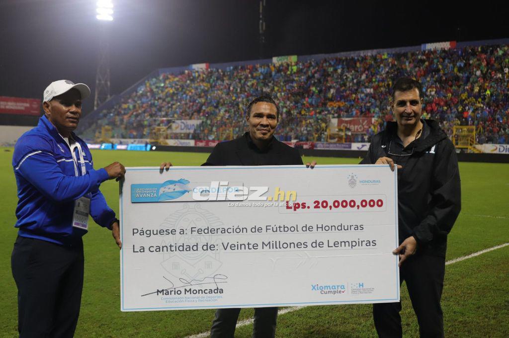 ¡Espectacular! Llenazo en el estadio Morazán por el Honduras-México pese a la lluvia y Rambo de León, presente