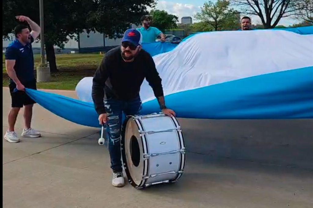 Rougier enamoró y la petición especial de la afición: así fue el histórico banderazo en la previa de Honduras - Costa Rica