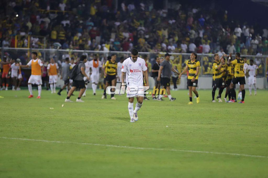 No se vio en TV: La tristeza de los jugadores del Olimpia por la crisis, bronca de Menjívar con la gente y el llenazo en el Morazán