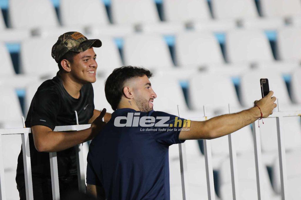 Las dos aficionadas de Potros que se robaron las miradas en el estadio Nacional y la reacción de Auzmendi al ver a sus ex compañeros