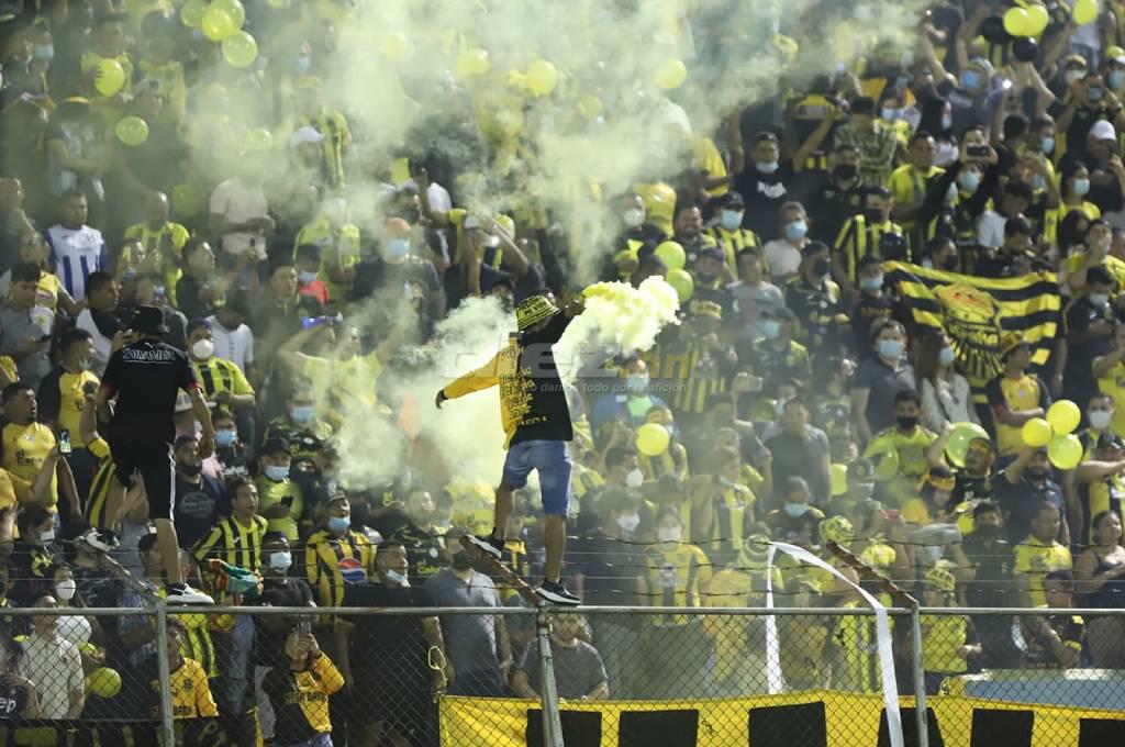 El vibrante festejo del Real España y su afición tras pasar a la final: Rocca le ‘roba’ gorra a aficionado; el Morazán retumbó