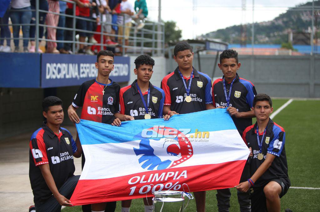 Presumieron la copa y la pancarta especial: Así fue el espectacular recibimiento que tuvo el Olimpia Sub-15 tras ganar la Donosti Cup