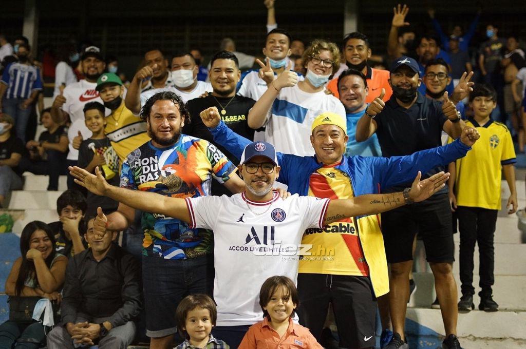 FOTOS: La petición de la novia de Marco Aceituno, la llegada de Roberto Contreras al Morazán y la algarabía de los hondureños