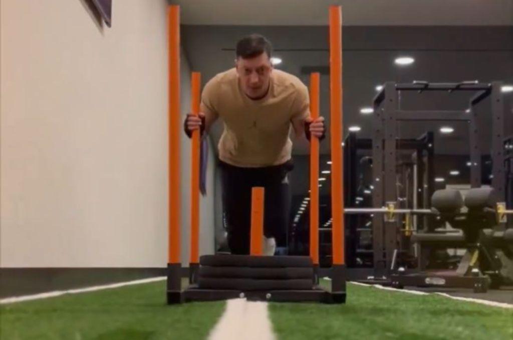 Cristiano Ronaldo quedó impactado y envió un mensaje: el increíble cambio físico de Mesut Özil tras retirarse del fútbol