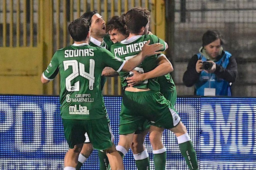 El inédito club que asciende de división cada vez que renuncia o muere un Papa: la maldición inversa