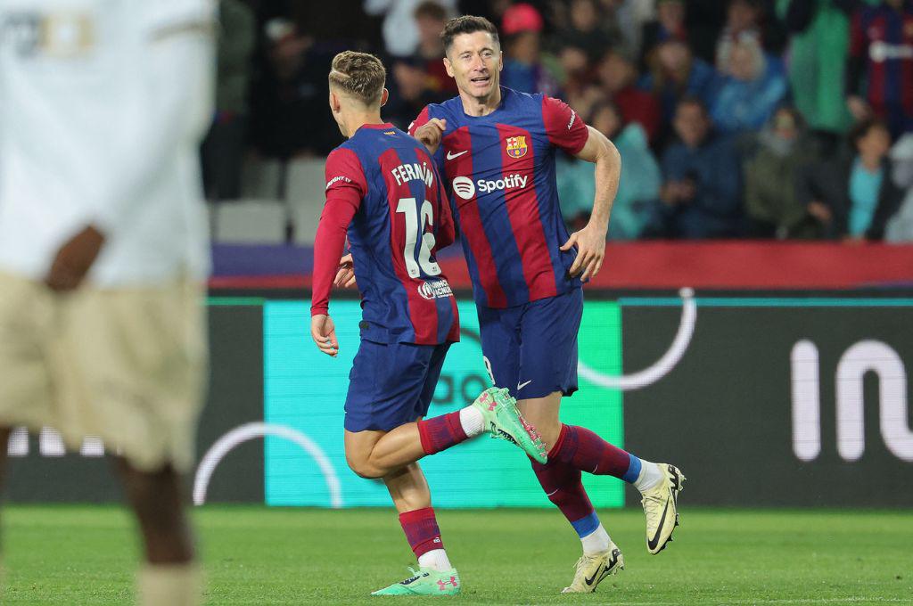 ¡Hat-trick de Lewandowski y tres puntos a la bolsa! Barcelona sufrió para vencer al Valencia y sigue peleando por LaLiga