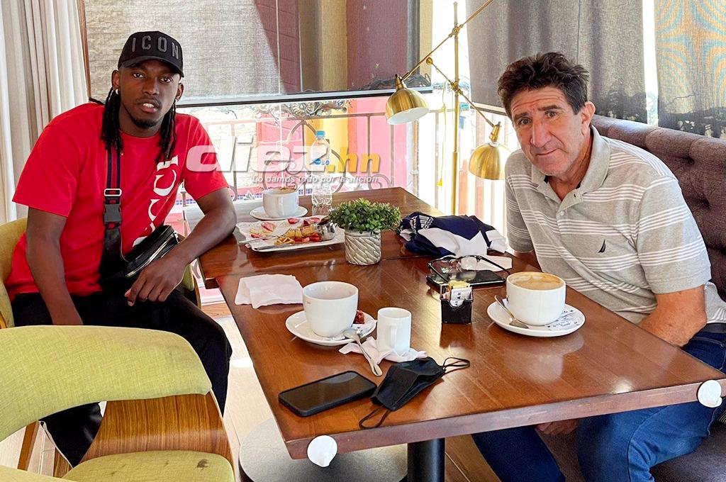 Héctor Vargas se reencuentra con Alberth Elis y el delantero del Burdeos le sorprende con un regalo