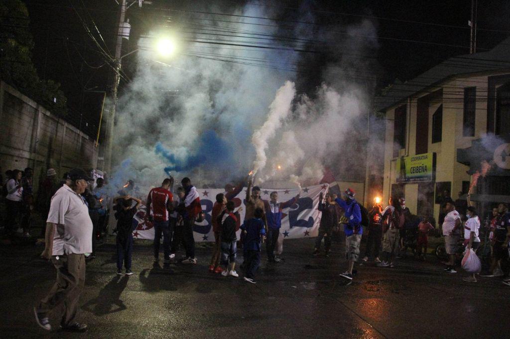 NO SE VIO EN TV: Los estadios estuvieron adornados con mujeres hermosas, la expulsión de Vargas y la celebración de Pedro Báez