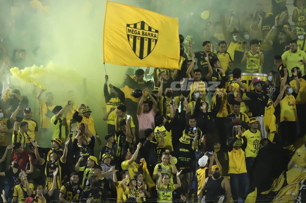 El vibrante festejo del Real España y su afición tras pasar a la final: Rocca le ‘roba’ gorra a aficionado; el Morazán retumbó